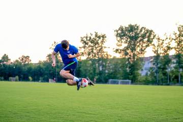 上海1-0力克热刺！中国足球小将留洋三杰领衔掀翻英超豪门，补时冲突+红牌火爆收场｜中欧体育（配…