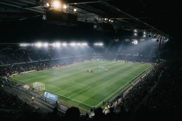 得了一种“看到哈兰德踢球就想笑”的病（配图示意）